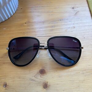 Rarely worn Polarizer QUAY aviator sunglasses.